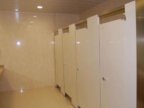 衛(wèi)生間隔斷門該如何選擇? 衛(wèi)生間隔斷門該如何選擇?